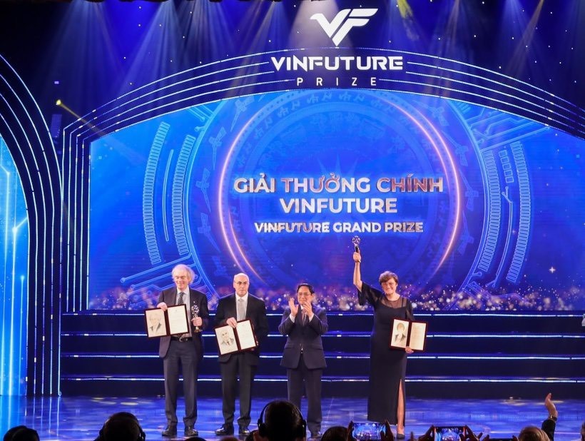 Giải VinFuture 3 triệu USD được trao cho 3 nhà khoa học phát triển vắc xin Covid-19