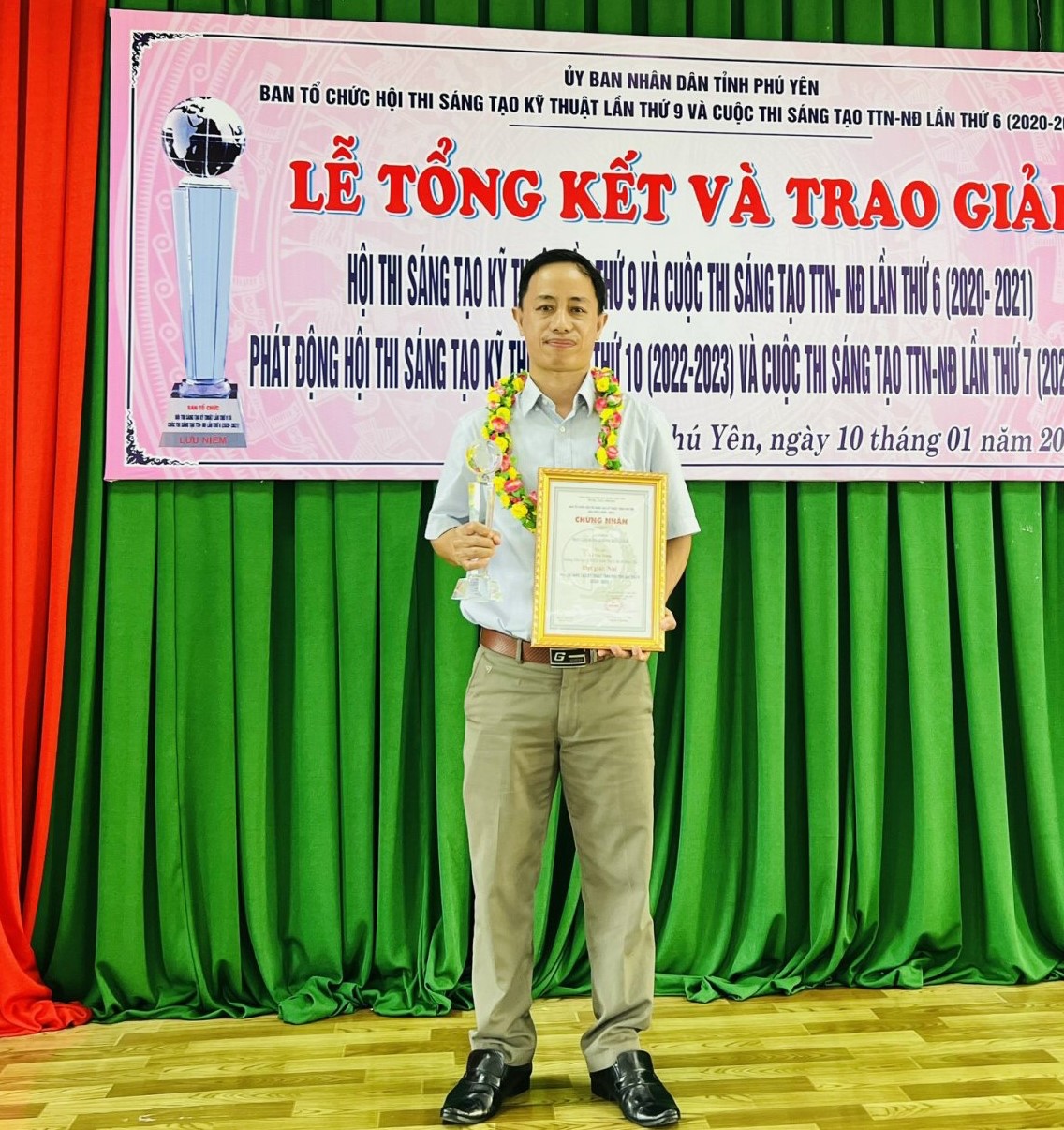 Phú Yên:Thầy giáo sáng tạo mô hình Máy lau bảng không bụi