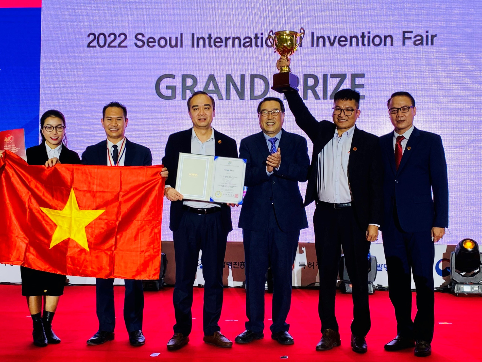 Việt Nam đoạt Cúp Grand Prize - Giải thưởng cao nhất tại SIIF 2022