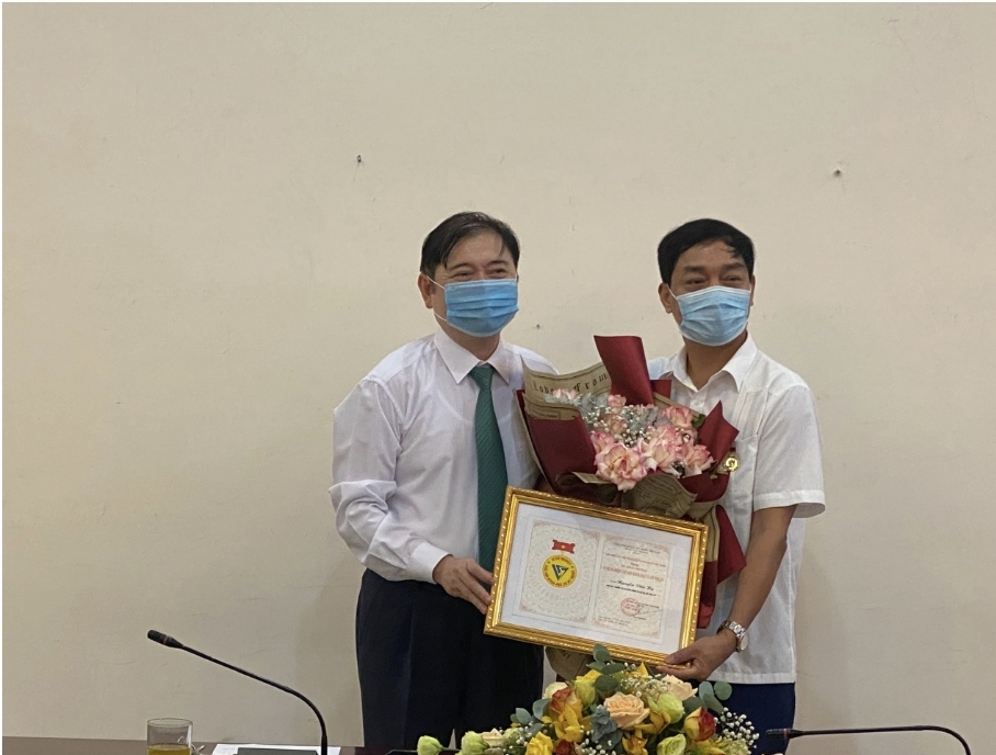 Đại tá công an Nguyễn Văn Hạ nhận Kỷ niệm chương “Vì sự nghiệp các Hội Khoa học và Kỹ thuật” của Vusta