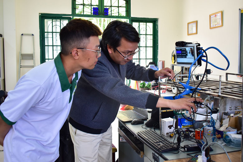 Sinh viên trẻ với giải pháp hỗ trợ bệnh nhân giao tiếp bằng mắt