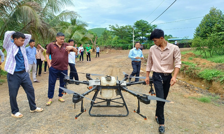 Trình diễn máy bay không người lái phục vụ sản xuất nông nghiệp