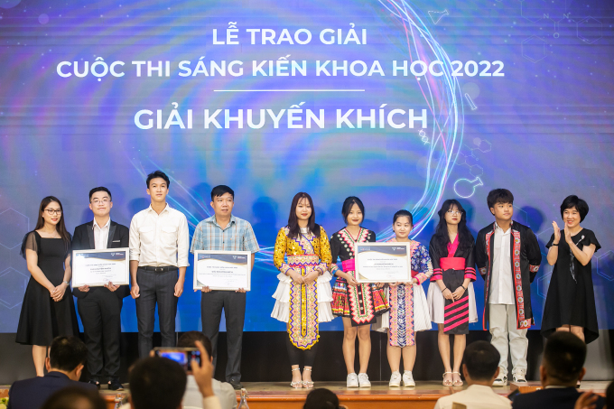 Nữ sinh 18 tuổi làm website hỗ trợ dân tộc Mông ôn thi bằng lái xe máy