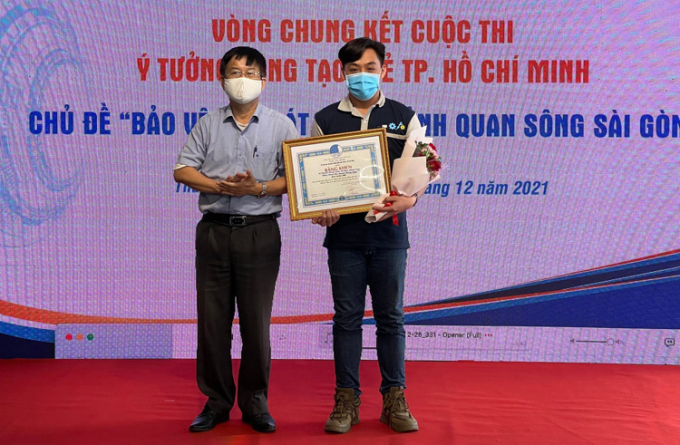 Sinh viên làm máy vớt rác tự động