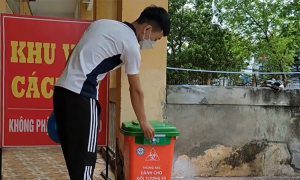 Sinh viên làm thùng rác thông minh