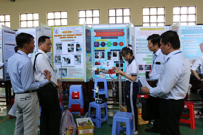 Tiền Giang: Sáng chế cánh tay rô bốt thông minh dành cho người khuyết tật