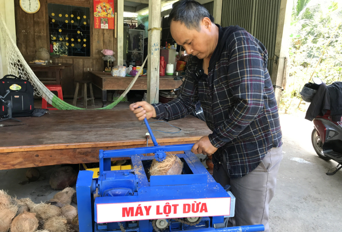 Thợ điện chế máy lột vỏ dừa khô